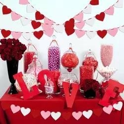 Striscione con ghirlanda di cuori di San Valentino per la festa di nascita di un matrimonio di anniversario